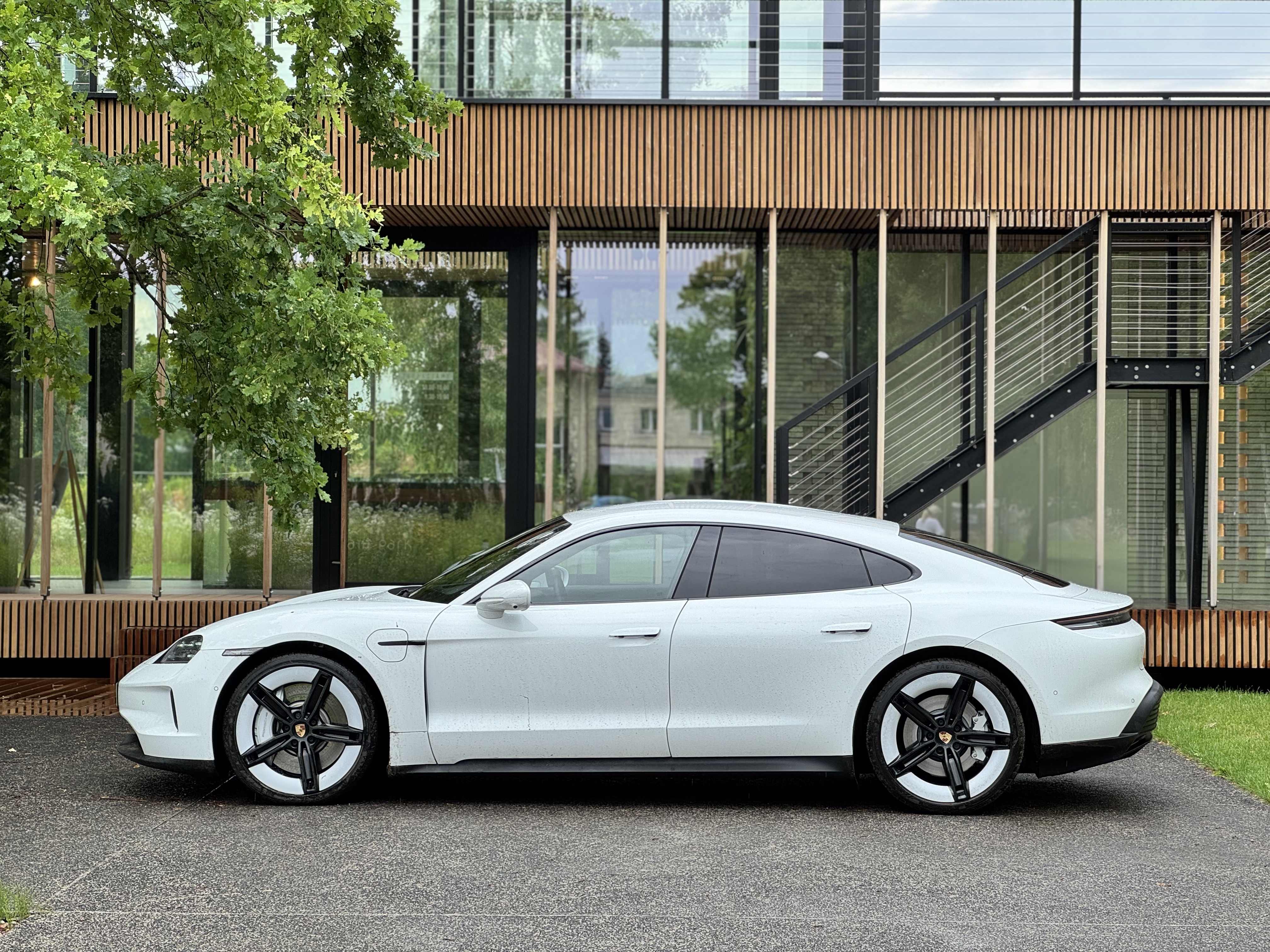 Przykład Porsche Taycana po lifcie świetnie pokazuje jak się rozwija elektromobilność