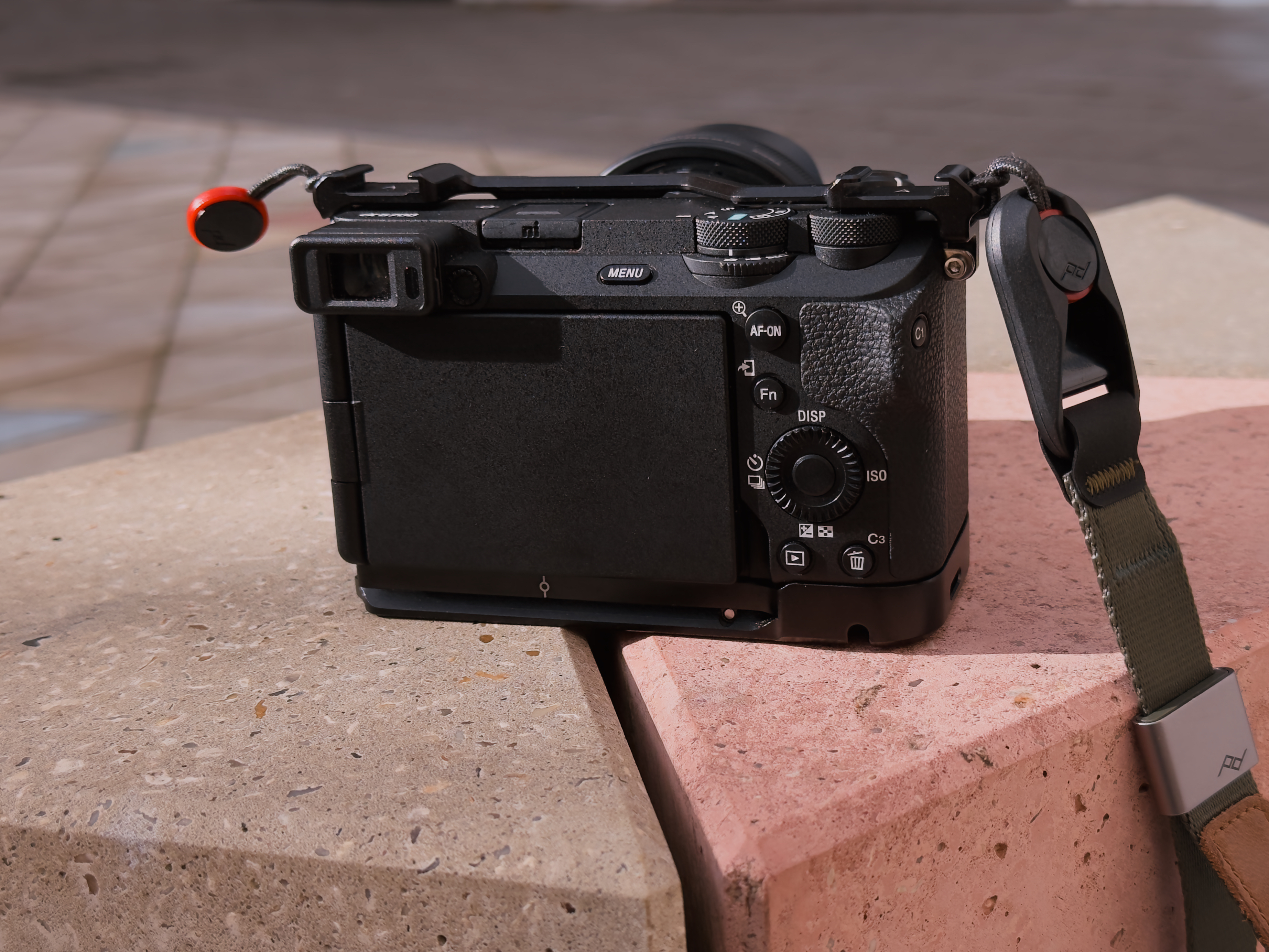 SmallRig Sony a6700 Bottom Mount Plate – poprawa ergonomii aparatu i nie tylko