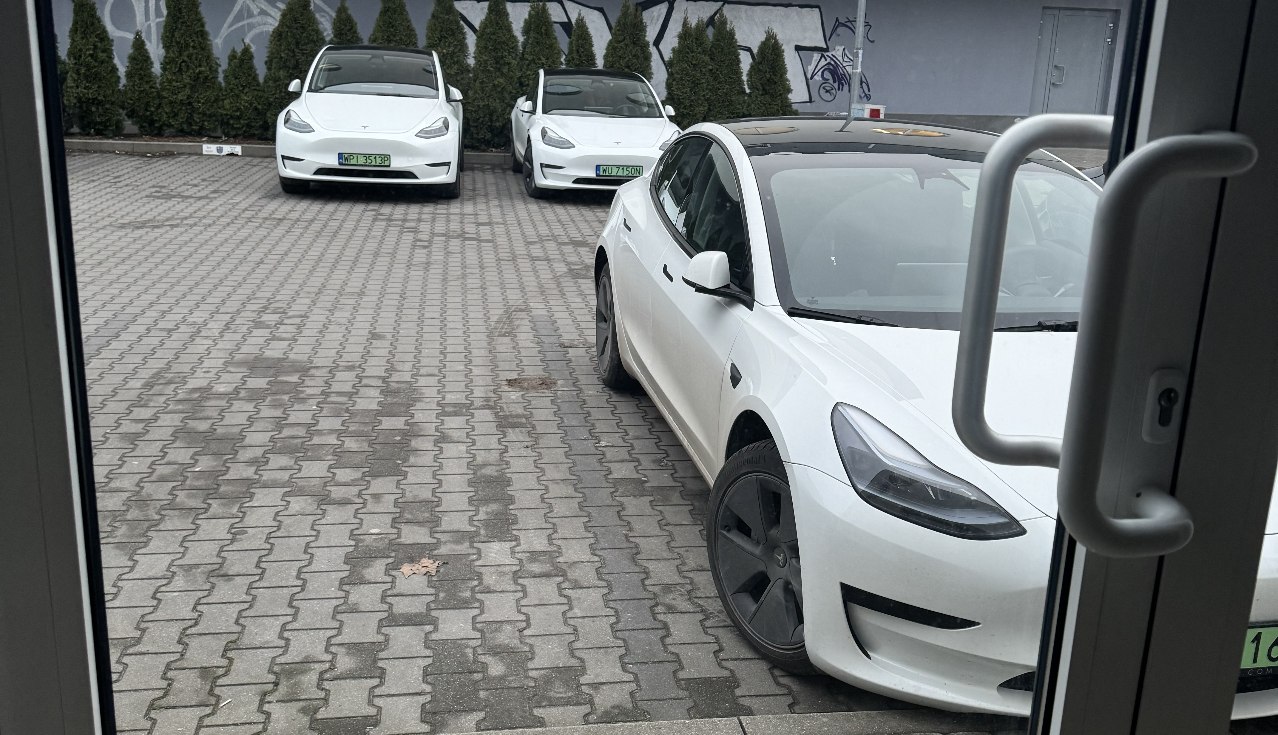 Sprzedaż aut na „bateryjki” rośnie, choć podobno to już ich koniec