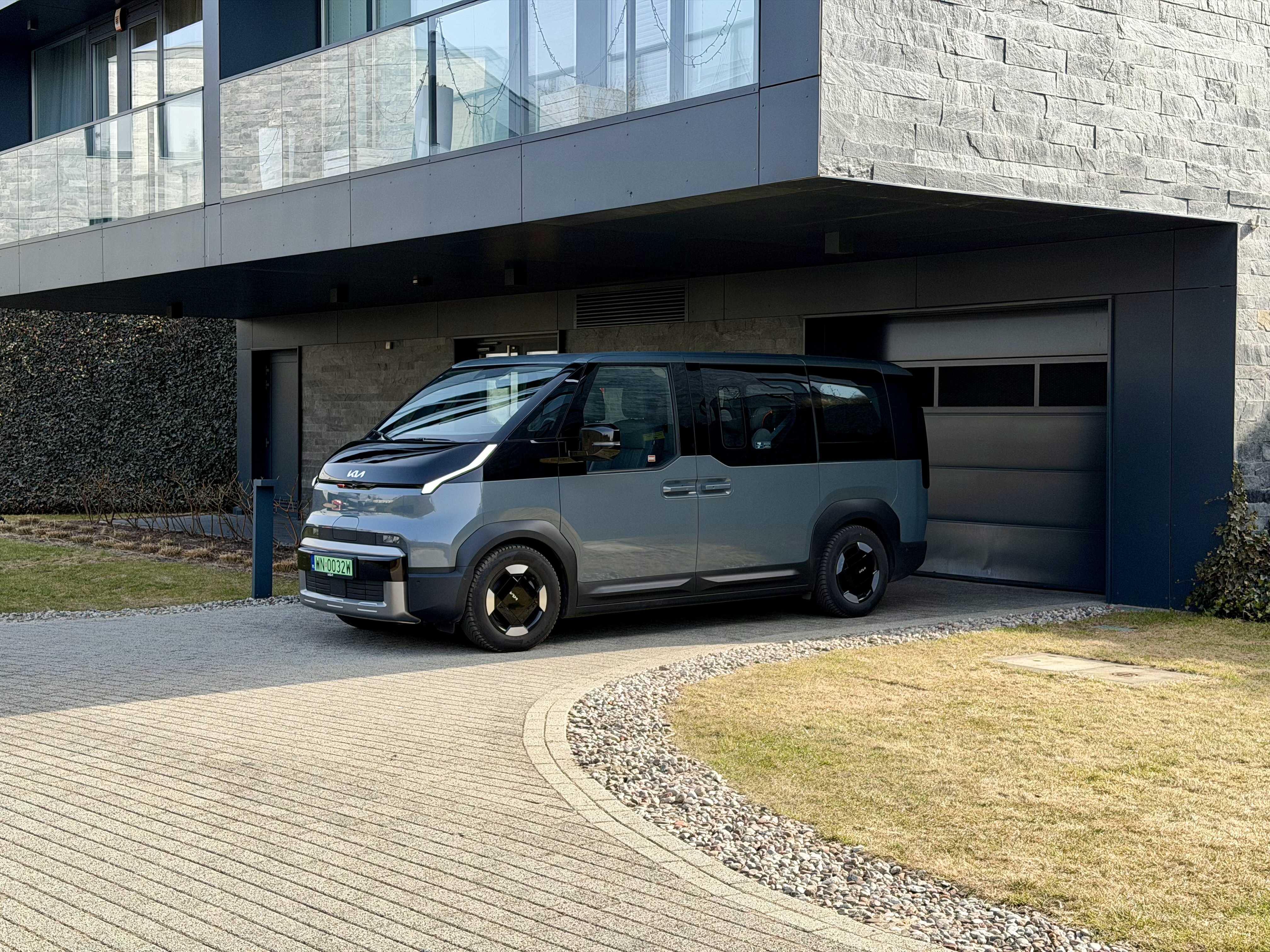 KIA PV5 – „dostawczak’ z Cyberpunka