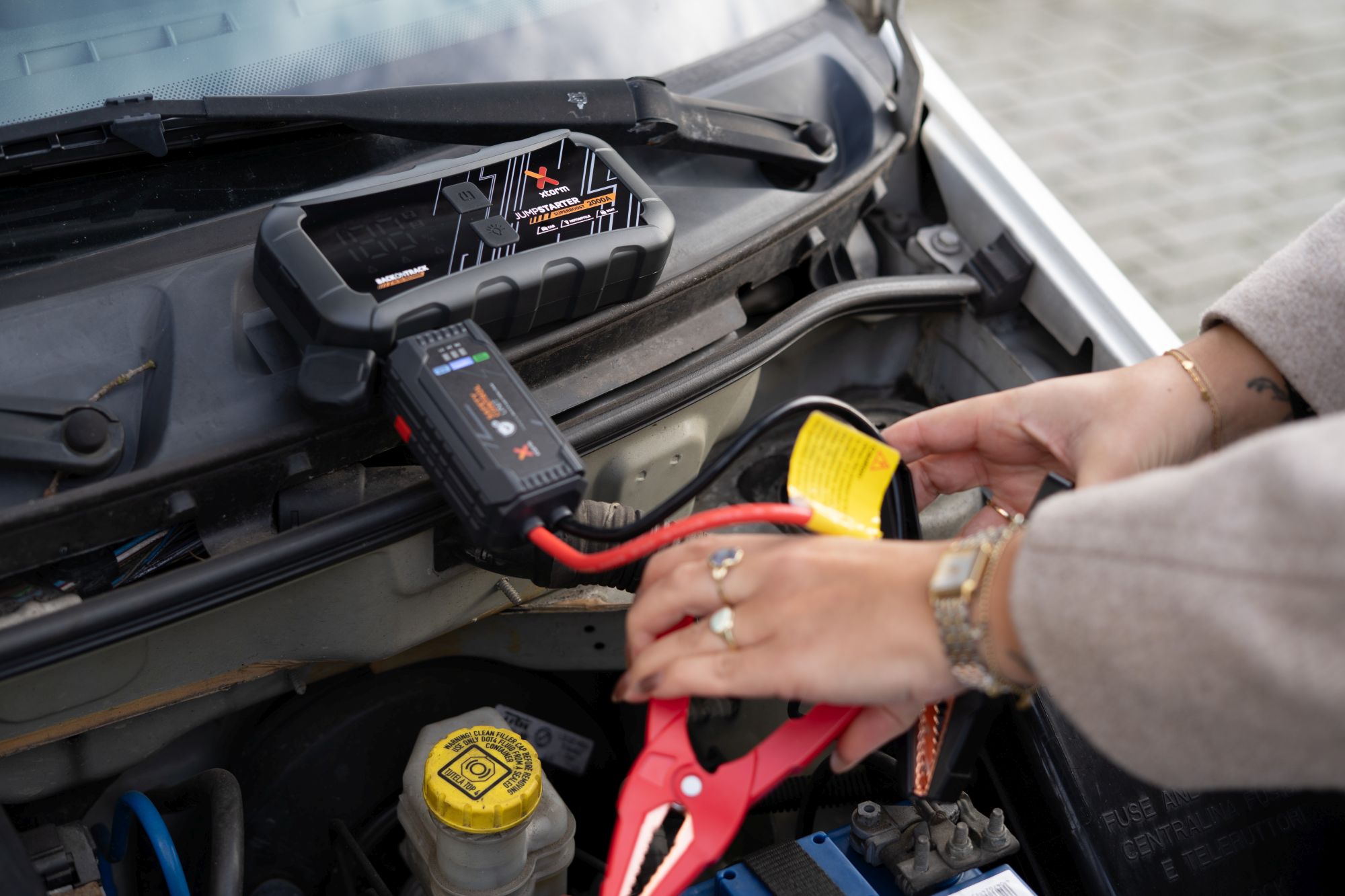 XTORM JumpStarter SuperBoost 2000A debiutuje w Polsce. Powerbank, który uruchomi samochód