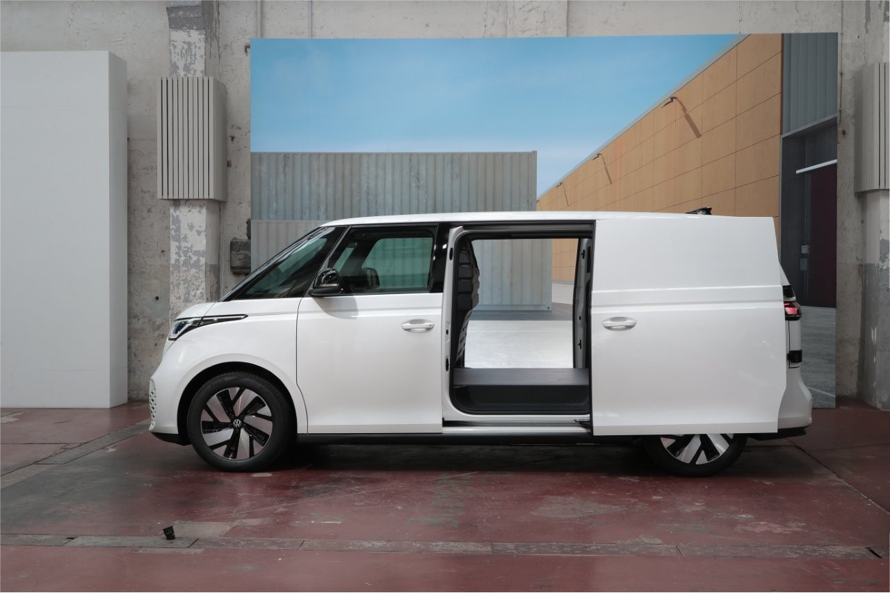 Nowy VW ID. Buzz z napedem 4MOTION i V2L. Co sie zmienilo?