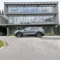Srebrne Porsche Cayenne Electric S podczas dynamicznej jazdy w zakręcie