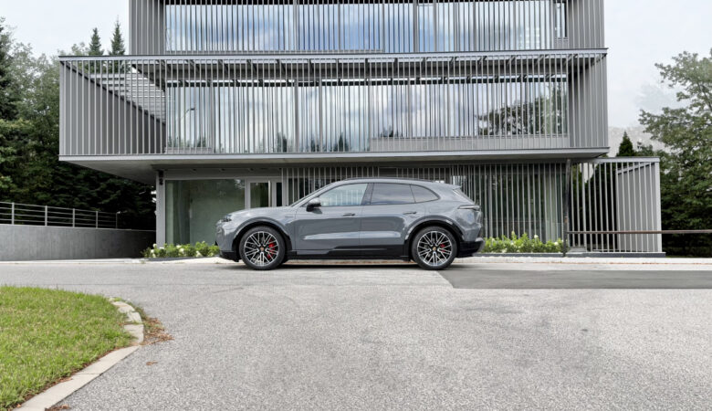 Srebrne Porsche Cayenne Electric S podczas dynamicznej jazdy w zakręcie