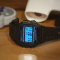 Zegarek Casio A168 z zainstalowaną modyfikacją Ollee Watch EL na nadgarstku