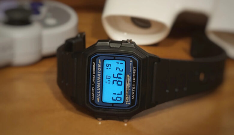 Zegarek Casio A168 z zainstalowaną modyfikacją Ollee Watch EL na nadgarstku