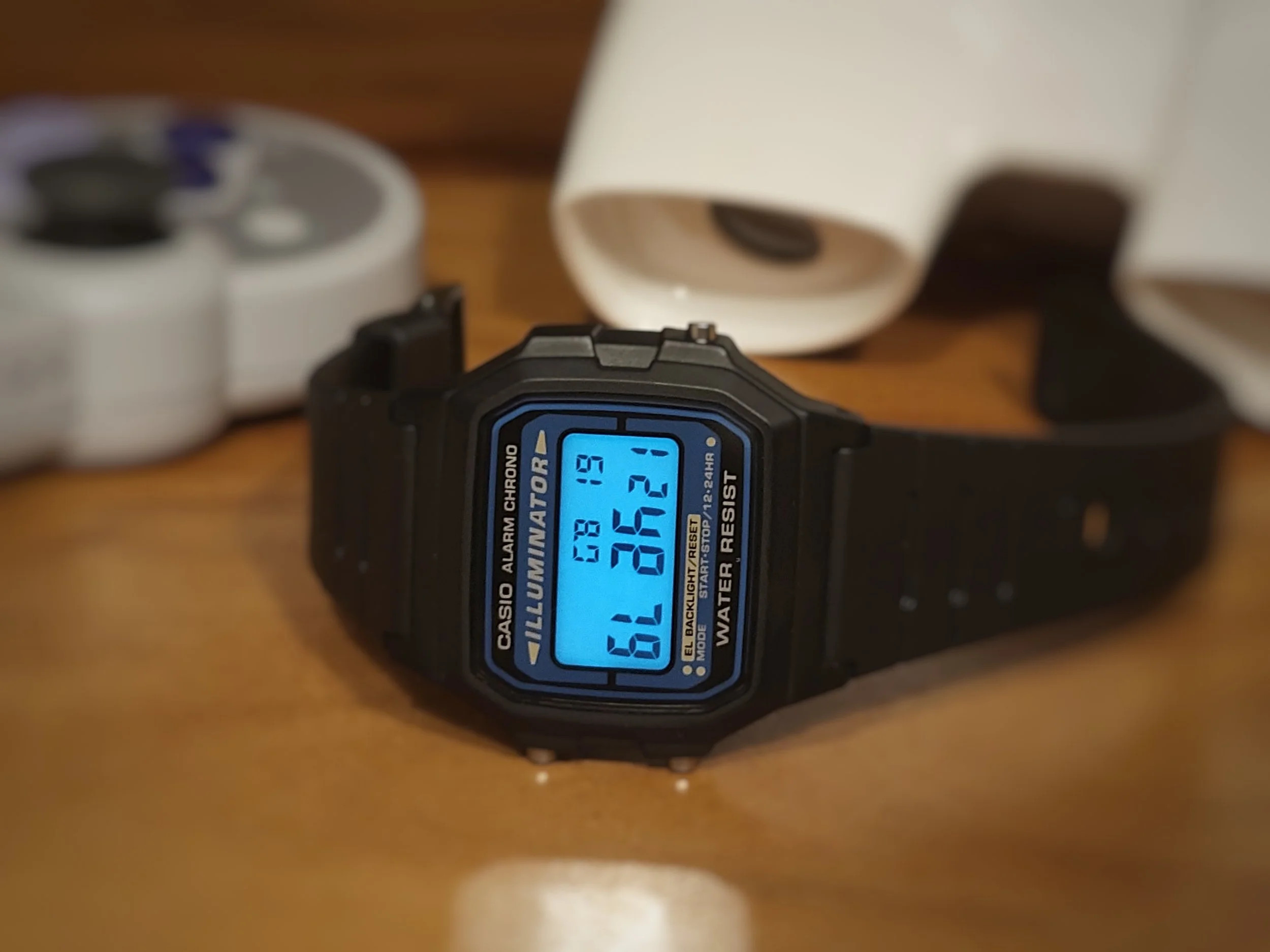 Ollee Watch EL debiutuje. Kultowy Casio A168 zyskuje smart funkcje!