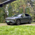 Białe Volvo EX60 podczas testu drogowego