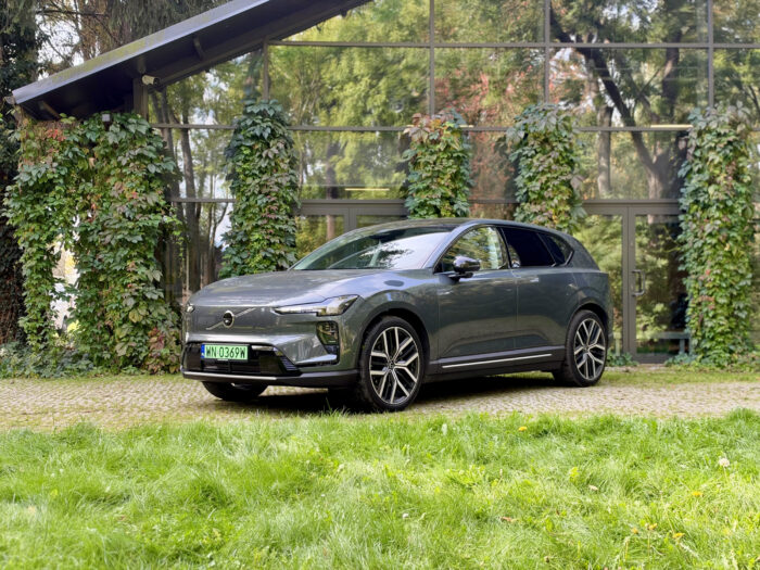 Białe Volvo EX60 podczas testu drogowego