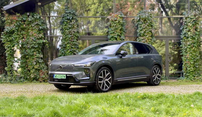 Białe Volvo EX60 podczas testu drogowego
