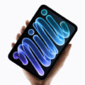 Nowy iPad mini OLED w dłoni prezentujący smukłą obudowę i ekran o jasności 1200 nitów