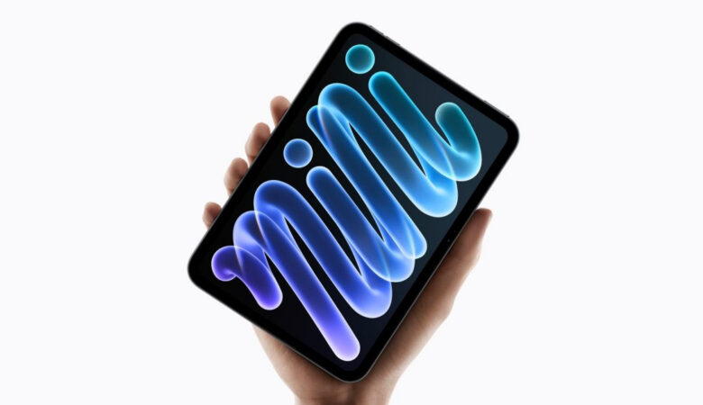Nowy iPad mini OLED w dłoni prezentujący smukłą obudowę i ekran o jasności 1200 nitów