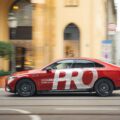 Mercedes-Benz wyposażony w system MB.DRIVE ASSIST PRO poruszający się w ruchu miejskim