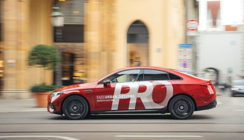 Mercedes-Benz wyposażony w system MB.DRIVE ASSIST PRO poruszający się w ruchu miejskim
