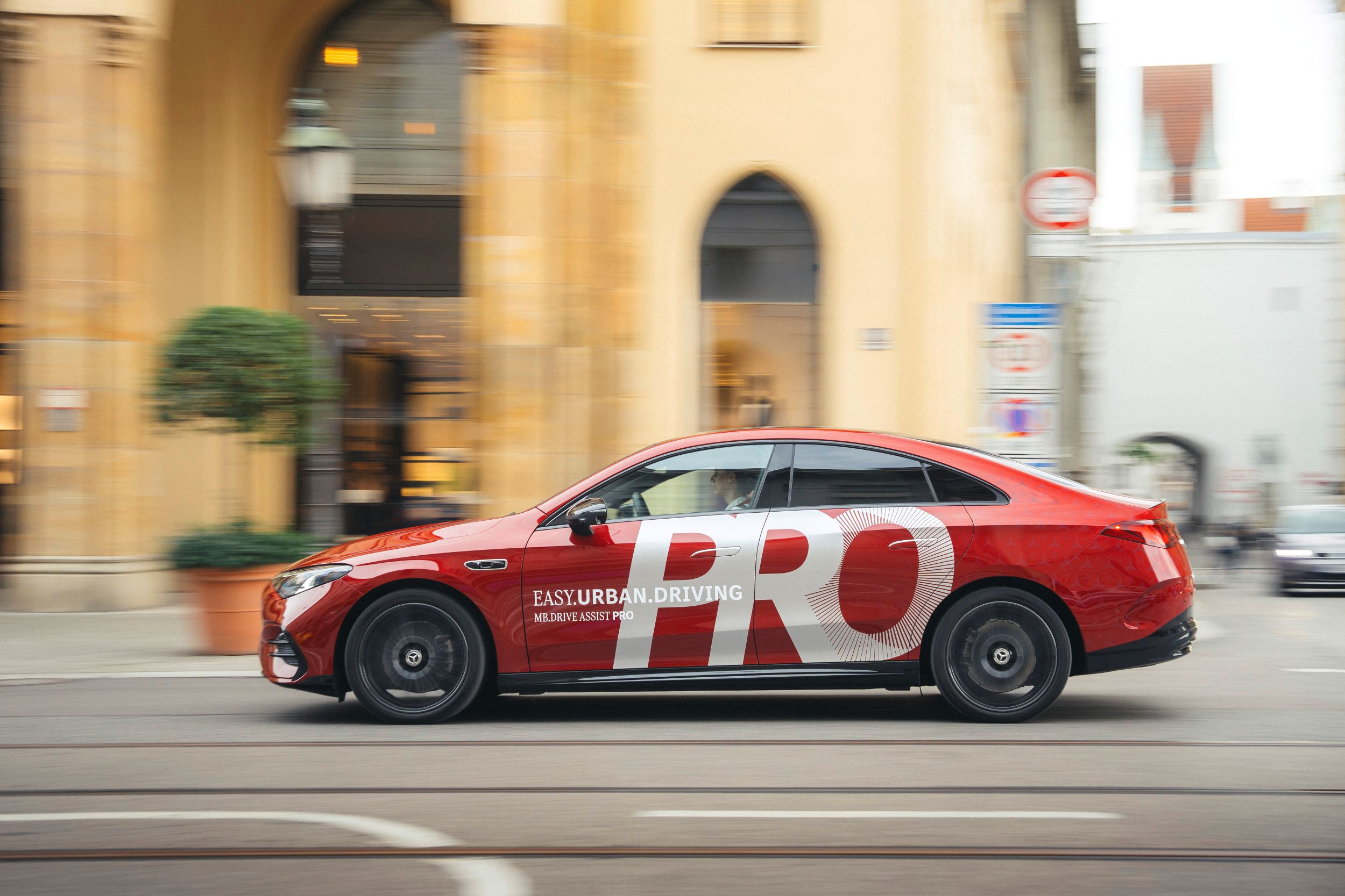 Mercedes wprowadza jazdę punkt-punkt. MB.DRIVE ASSIST PRO rzuca wyzwanie Tesli