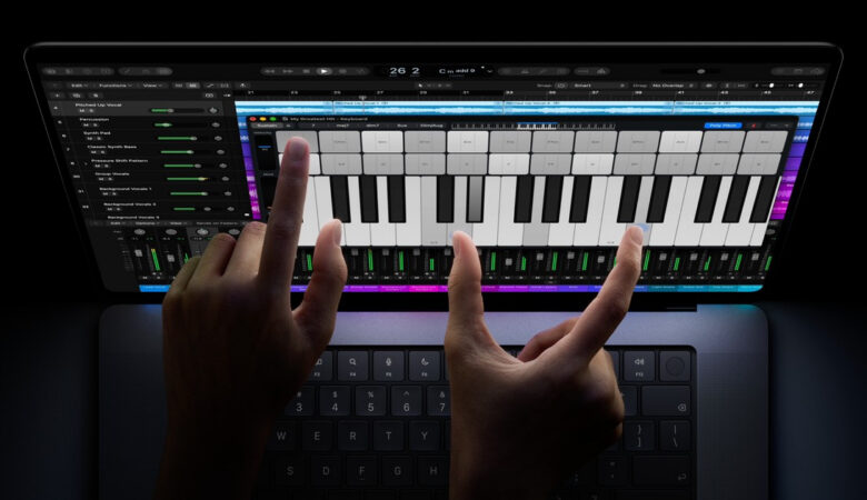 Nowy komputer Apple MacBook Pro M5 z ekranem PROLED XDR na biurku